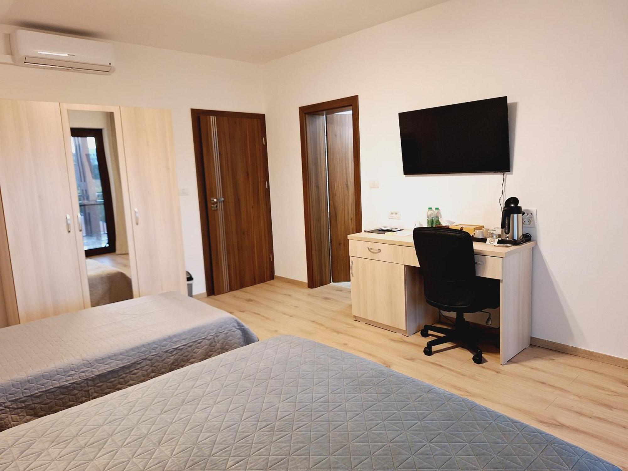 Trend Bed and Breakfast Arad Exteriör bild
